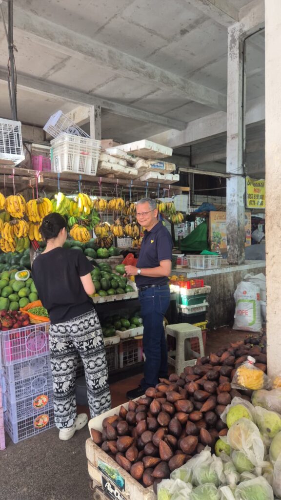 After lunch, we took GRAB taxi to Grand Batam Mall for more shopping and to local wet market to purchase avacado fruits