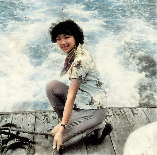 Chan Yee Keng with friends at seaside (1957)