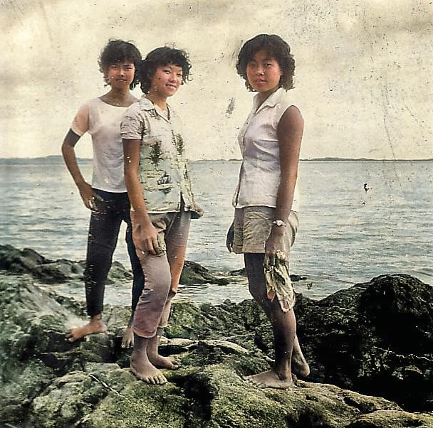 Chan Yee Keng with friends at seaside (1957)