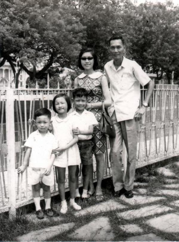 1966 Woon Khai Boon and family at Queen Elizabeth Walk