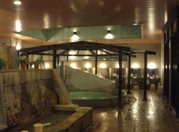 Splashing hot spring from ceiling