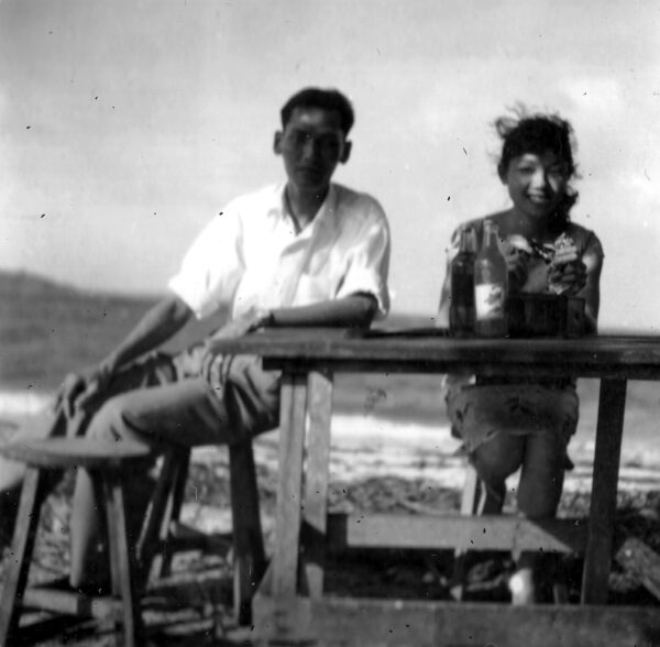 1957 Woon Khai Boon and Chan Yee Keng at the beach