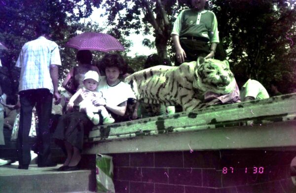 1987 Woon and Kee Families at Har Par Villa