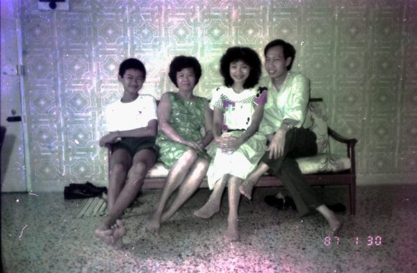 1987 Woon and Kee Families at Har Par Villa