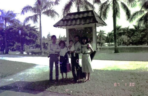 1987 Woon and Kee Families at Har Par Villa