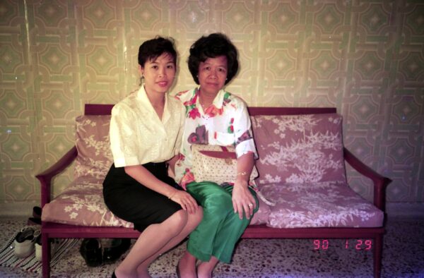1990 - Getting ready for Chinese New Year Reunion Dinner - At Ghim Moh Home