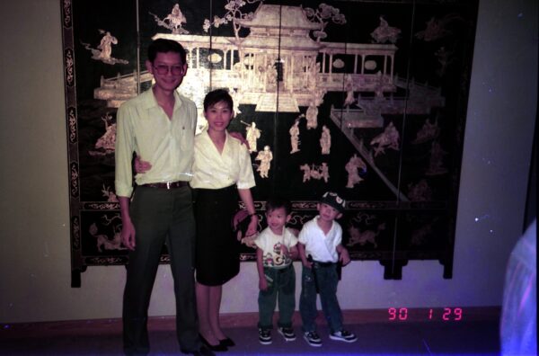 1990 - Woon Family Reunion Dinner - arrived at Chinese restaurant